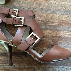 Michael Kors Lucinda Saddle Tan Leather Strappy Heels Gold Buckle Heels 9M GUC